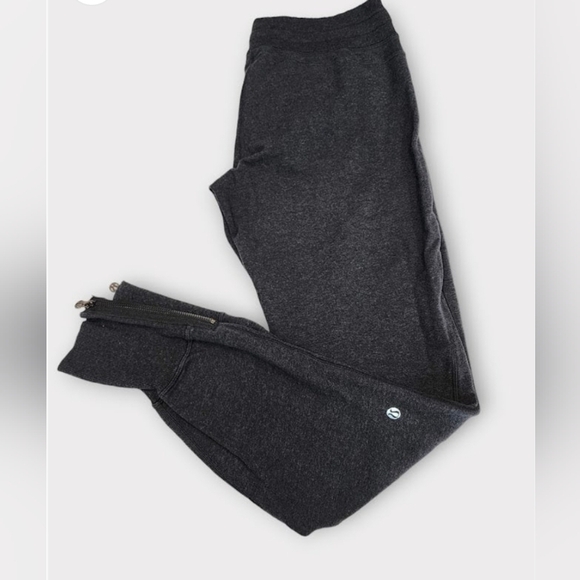 Size 8 - Lululemon Joggers - Picture 3 of 3